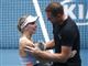 David Lee på tennisbanen for at ønske Caroline tillykke med en sejr med et kys. 