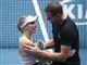 David Lee på tennisbanen for at ønske Caroline tillykke med en sejr med et kys. 