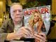 pornokongen Larry Flynt sidder med et magasin i hånden