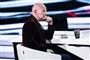 thomas blachman sidder og ser spekulativ ud i x-factor-studiet