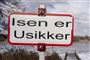skilt med "isen er usikker" ved sø