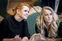 Inger Støjberg ses sammen med Pernille Vermund i folketingssalen
