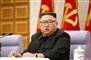 nordkoreas leder Kim Jong-Un sidder og kigger iført briller 