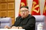 nordkoreas leder Kim Jong-Un sidder og kigger iført briller 