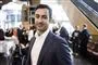 dr-værten Erkan Özden kigger ind i kameraet