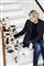 Blond kvinde på trappe med rengøringsmidler