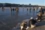 Det tiltrak masse af mennesker, da det blev tilladt at færdes på isen på nogle af Søerne i København. Det er dog slut nu.