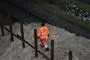 En DSB mand med orange vest på sandbunke
