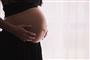 Kvinde med hænder på gravid mave