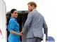 Harry og Meghan på vej ombord på fly