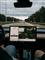 En bil med tændt gps på en motorvej.