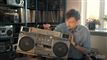 En kæmpe ghettoblaster sammen med en spinkel mand