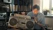 En kæmpe ghettoblaster sammen med en spinkel mand