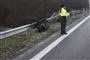betjent står ved den smadrede motorcykel