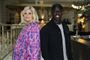tv-værterne Sofie linde og melvin kakooza står og smiler 
