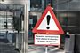 skilt om forsamlingsforbud foran politistation