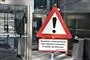 skilt om forsamlingsforbud foran politistation