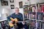 Keld Heick sidder med guitar i stuen