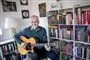 Keld Heick sidder med guitar i stuen