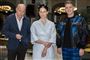 de tre dommere i X-factor poserer for kameraet 