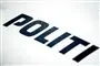 Politiets logo formodentlig fra kølerhjelmen af en bil. 
