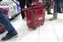 Fødder og rullende indkøbskurve i en Fakta-butik. 