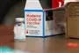 vaccineglas fra virksomheden moderna står på et bord