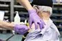 person vaccineres med sprøjte i overarmen
