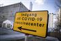 gult skilt viser vej til vaccinecenter 