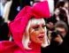 Lady gaga med rød sløjfe og et eller andet i ansigtet