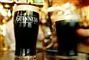To glas skummende Guinness