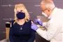 Dolly Parton med sort mundbind får en vaccine