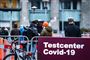 folk venter ved testcenter 