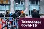folk venter ved testcenter 