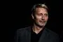 mads mikkelsen med smil på læben