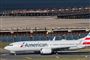 et boeing 737 Max fly holder på landingsbane