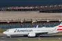 et boeing 737 Max fly holder på landingsbane
