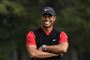 tiger woods står med korslagte arme og smiler 