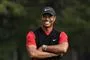 tiger woods står med korslagte arme og smiler 