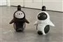 to små hvis-sorte robotter står på gulv