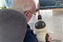 mand kigger på lille robot med store øjne