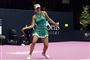 den danske tennisspiller clara tauson i aktion på banen