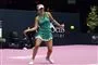 den danske tennisspiller clara tauson i aktion på banen