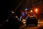 politibil og ambulance i mørke