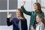 Mary vinker sammen med Isabella og Josephine