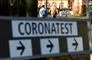 skilt viser vej til coronatest