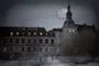 hus i tivoli med fuldmåne i baggrunden