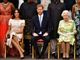 Meghan Markle og Prins Harry sidder ved siden af Dronning Elizabeth ved arrangement