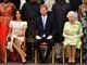Meghan Markle og Prins Harry sidder ved siden af Dronning Elizabeth ved arrangement