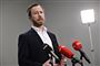  Jakob Ellemann-Jensen står foran mikrofoner ved pressemøde